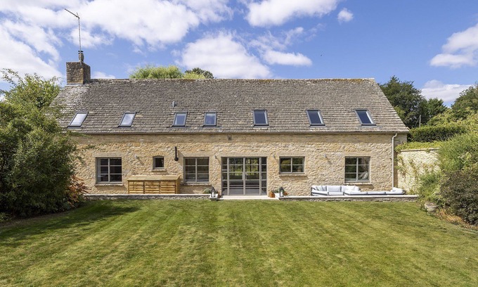 Burford Cabaña | Beautifully presented dog friendly barn conversion - The Tallat