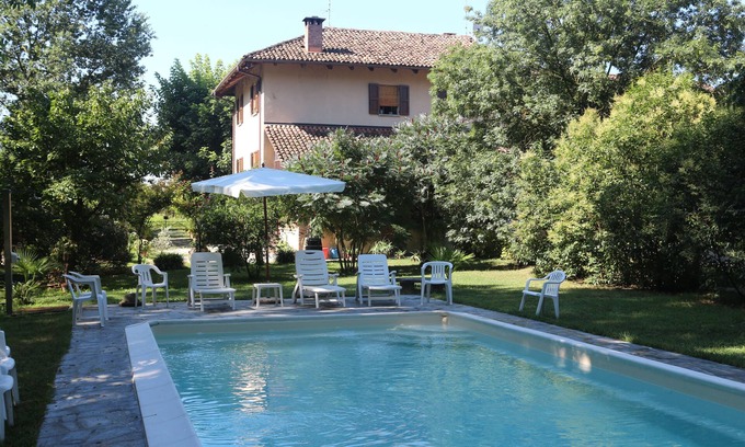 Cornale Casa | Impresionante casa de campo bien restaurado con una piscina rodeada de vegetación