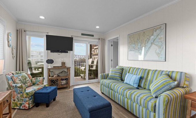 Morehead City Condominio | Beautifully remodeled oceanfront condo with lovely views, pool access & W/D