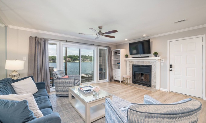 Rockwell Condominio | Beautifully remodeled lakefront condo with boat slip
