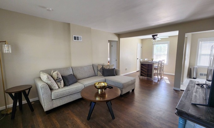 Kansas City Apartamento | Beautifully Remodeled 2 Bed 1 Bath Fully Furnished Duplex