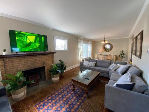Niagara Falls Casa | Beautifully remodeled house 1.5 miles from falls.