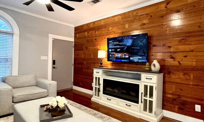 Northwest Los Angeles Heights Casa | Beautifully Remodeled Home – Perfect Location, Sleeps 8