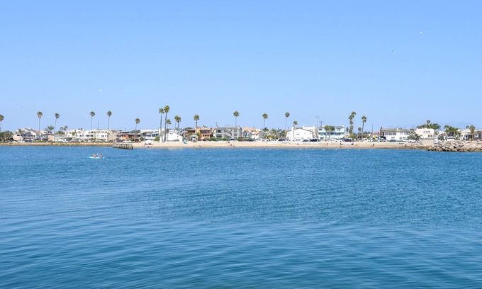 Hollywood Casa | Beautifully Remodeled Beach Retreat: Steps to Sand & Harbor – Ideal for Families