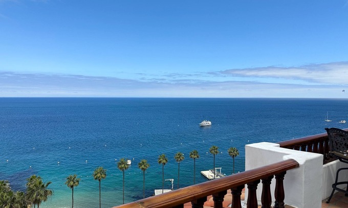 Avalon Condominio | Beautifully Remodeled Premium Ocean View Condo with Fireplace and Golf Cart!