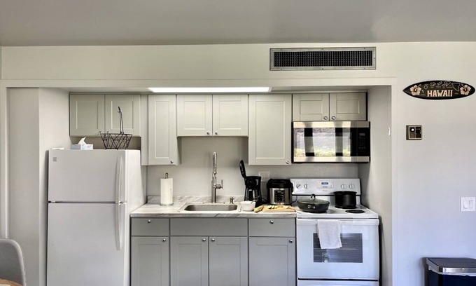 Makaha Condominio | Beautifully Remodeled studio Makaha Valley Towers