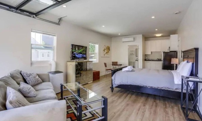 University Heights Apartamento | Beautifully Remodeled Studio apartment