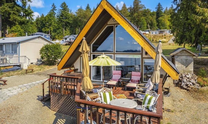 Agate Chalet De Esquí | Beautifully Remodeled Beach Front A-Frame
