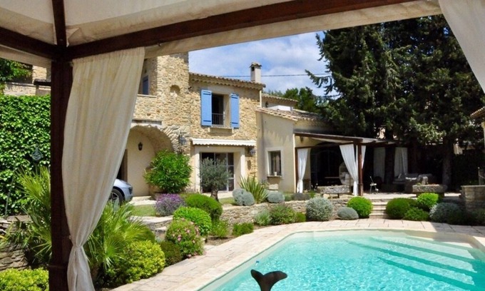 Cavillargues Otro | Beautifully renovated mas with large swimming pool and enclosed Provencal garden.