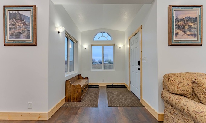 Great Falls Cabina | Beautifully renovated cabin gives the woodsy feel with city convenience.