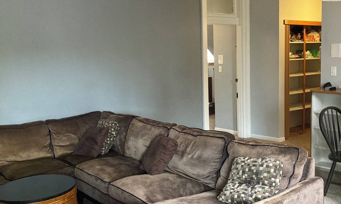Clifton Heights Apartamento | Beautifully Renovated & Fully Furnished 3 Bed Cincinnati Rental Near OTR & UC