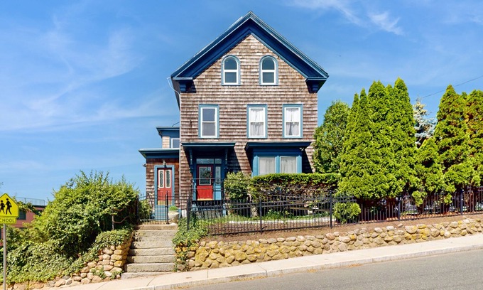 Gloucester Casa | Beautifully renovated home walk to boulevard, town & train