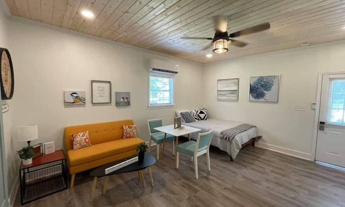 Winchester Apartamento | Beautifully Renovated Studio 2 miles from the Marina
