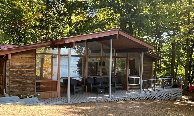 Delta Cabaña | Beautifully renovated 3 bedroom lakeside cottage
