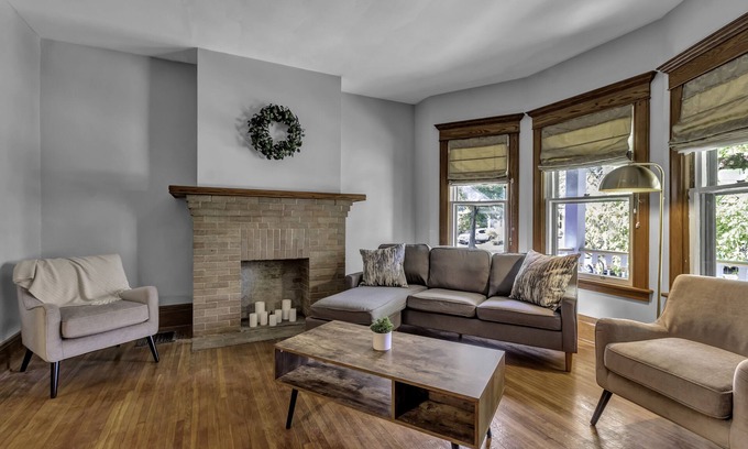 Albright Apartamento | Beautifully Renovated 3 bedroom Elmwood Village Apt