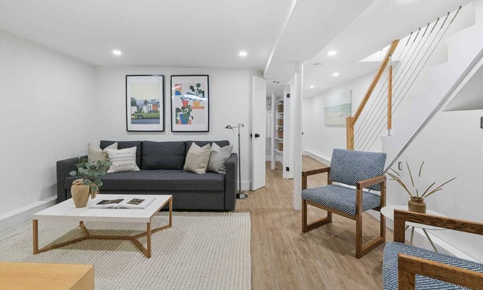 Little Italy Apartamento | Beautifully renovated one-bedroom in Queen West!