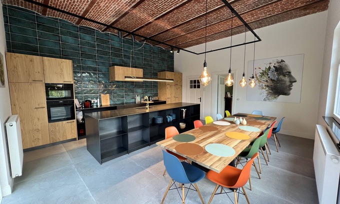 Assebroek Casa | Beautifully renovated home with 5 large bedrooms and 4 bathrooms