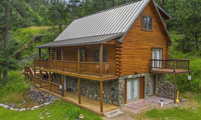 Deadwood Cabina | Beautifully Renovated Property Just off Highway Close to Trails and Lead!
