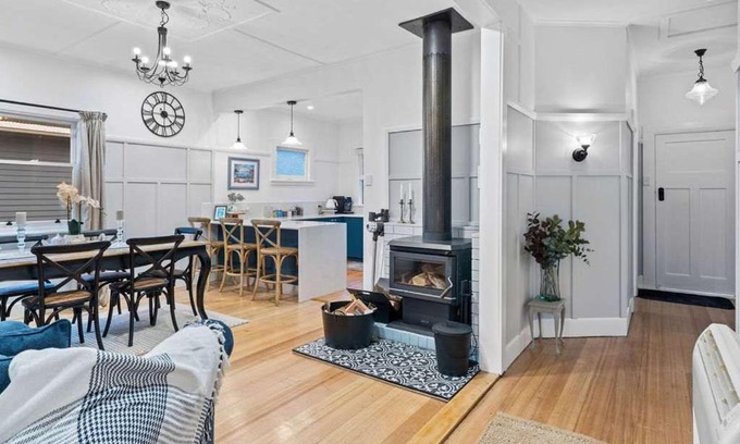 Parklands Casa | Beautifully Renovated Retreat Modern Comfort with Outdoor Entertaining