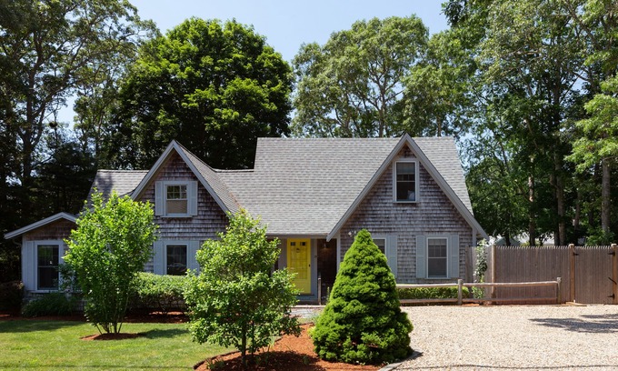 West Hyannisport Casa | Hermoso moderno 4B / 3Ba Oasis, nueva piscina, jacuzzi y patio, a pie de playa
