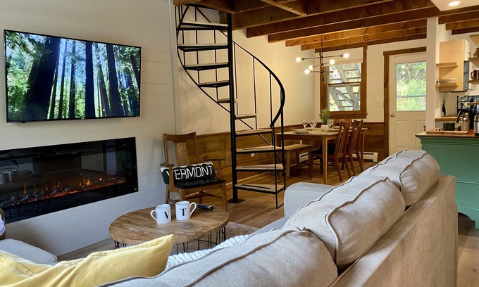 West Hartford Casa | Beautifully renovated with fireplace and coffee bar