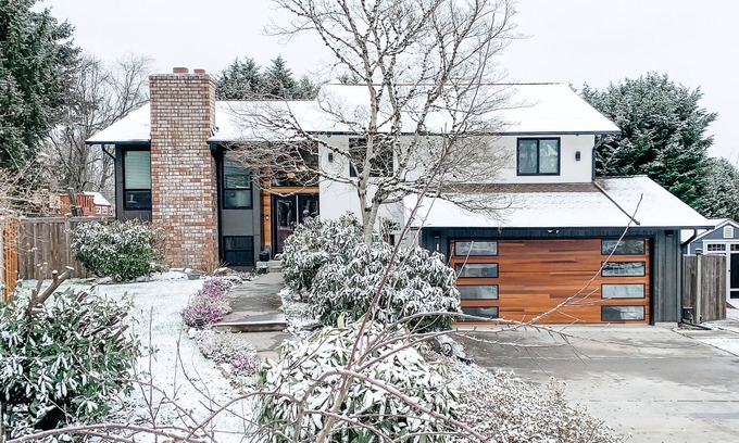 Inglewood-Finn Hill Casa | Beautifully renovated hot-tub, large fenced backyard, pet friendly