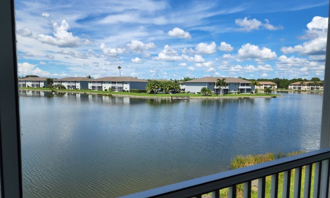 Lake Suzy Condominio | Beautifully renovated lakefront condo! Executive Rental, Monthly Rental