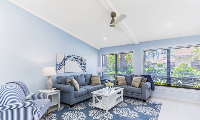 Sarasota Condominio | Beautifully Renovated Bright Condo, Heated Pool, Tennis Courts, Putting Green, Ready to Book!