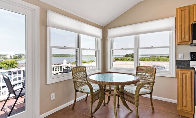 Misquamicut Condominio | Beautifully Renovated 2 Bedroom Condo with Amazing Water Views