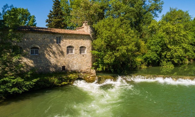 Orthoux-Serignac-Quilhan Cabaña | Bellamente restaurado molino del siglo 18 en el río.