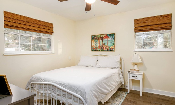 St. Petersburg - Clearwater Cabaña | Beautifully restored Cottage -Pet friendly - firepit & gazebo -Centrally located