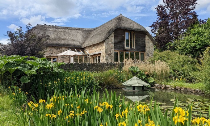 Ashburton Casa | Beautifully restored medieval Dartmoor barn with luxury beds and bathrooms