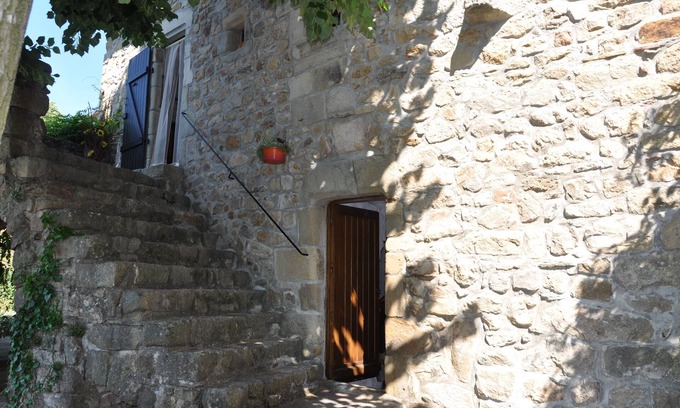 Chassiers Casa | Auténtica casa de vacaciones bellamente situada en piedra natural con piscina pequeña