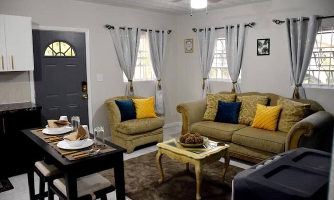 Nassau Apartamento | Beautifully Spacious 1BDR/ FREE PARKING