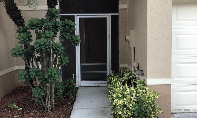 Royal Palm Beach Casa | BEAUTIFULLY UPDATED TOWNHOUSE NEAR OCEAN WITH COMMUNITY POOL