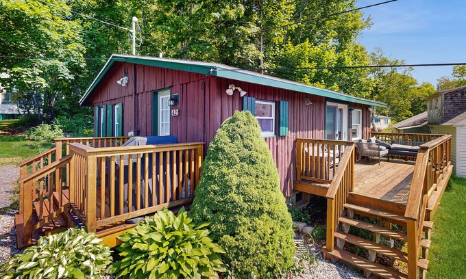 Boothbay Harbor Cabina | Beautifully updated cabin near town & Barrett's Park with deck, BBQ, & W/D