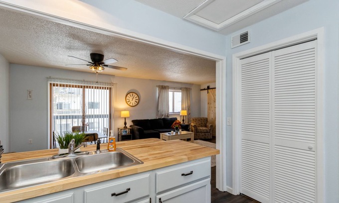 Weber Condominio | Beautifully updated condo! 808-2WW