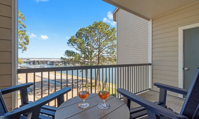 Walden on Lake Conroe Condominio | Beautifully upgraded, 2 bedroom, waterfront condo overlooking Lake Conroe