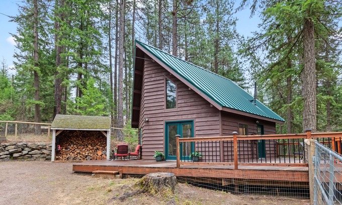 Coeur d'Alene Cabina | Beauty Bay Lake Cabin with Boat Slip on Lake Coeur d'Alene