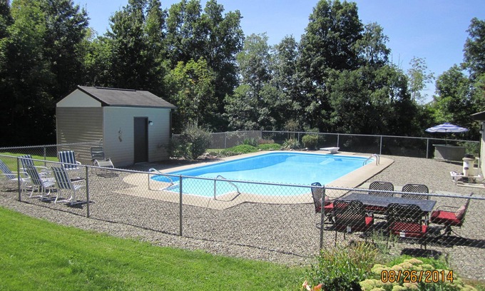 Ithaca Apartamento | Belleza y tranquilidad te esperan en la suite para huéspedes de Ellis Haven con cocina y piscina