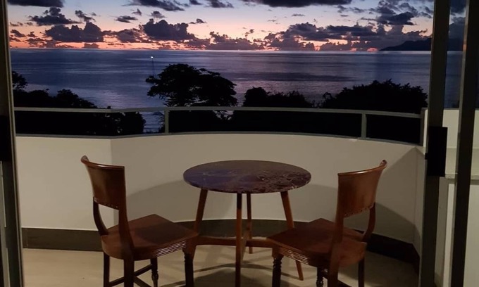 Mare Anglaise Apartamento | Beauvallon Studios offering amazing views of the beach and Indian ocean