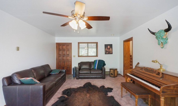 Beaver Cabina | Beaver Dam - Mountain Home w/ a River in Back - Close to Skiing
