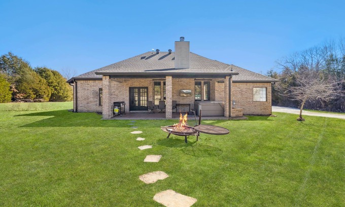 Garfield Casa | Beaver Lake Getaway 3BR w/ Hot Tub, Fire Pit & Boat Parking!