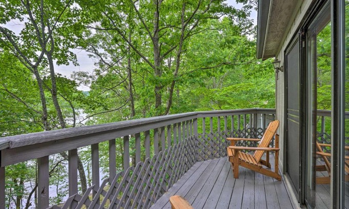 Lost Bridge Village Casa | Beaver Lake Retreat with Deck and Private Hot Tub