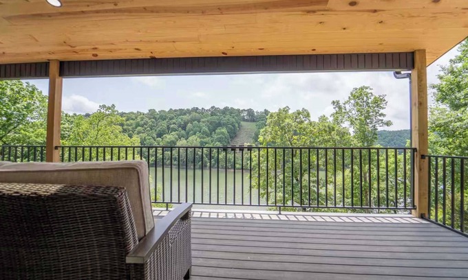 Rogers Apartamento | Beaver Lake Retreat with Hot Tub & Game Room