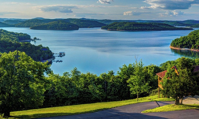 Sylvan Shores Cabina | Beaver Lake View Cabin with Lake Access, Boat Dock, Boat Slips, Incredible View