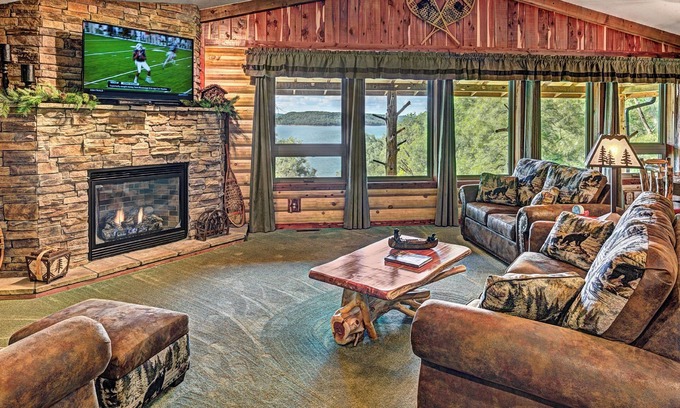 Sylvan Shores Cabina | Beaver Lake Waterfront Homestead House with Hot Tub ON Beaver Lake w/Dock/Slips. Rate based on 4 people.