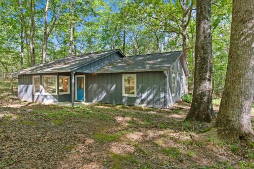 Farmington Casa | Beaverdam Bliss Cabin on 14 acres