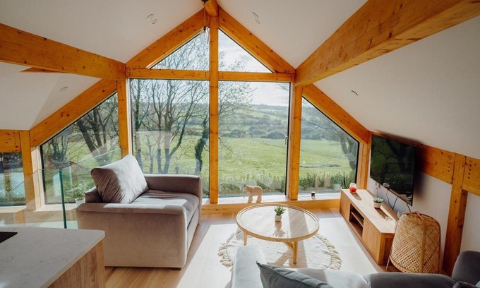 Tenby Villa | Beavers Lodge. Luxury Property with Hot Tub