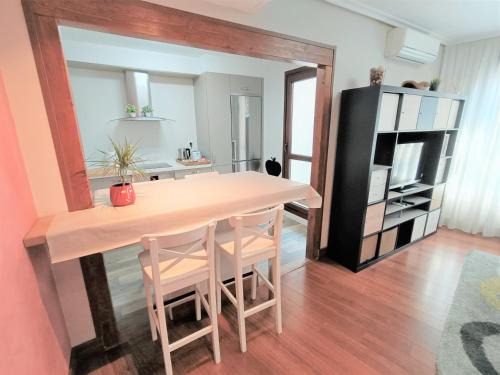 Barakaldo Apartamento | BEC, Hospital Cruces, parking gratis, wifi, AA, a 15 min de Bilbao